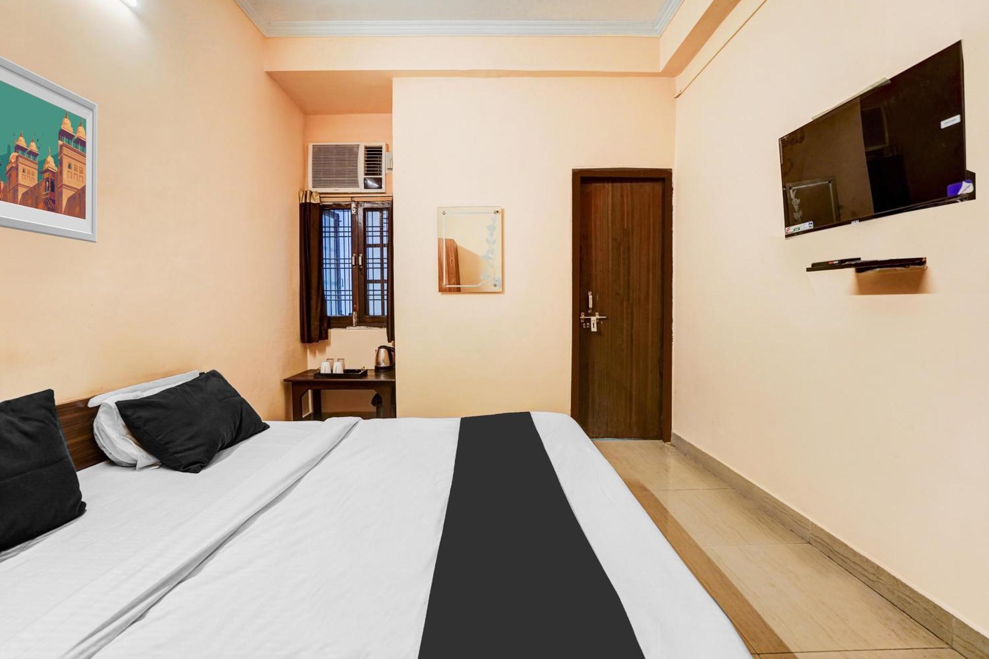 Super O Jankipuram Vikas Nagar Hotel *