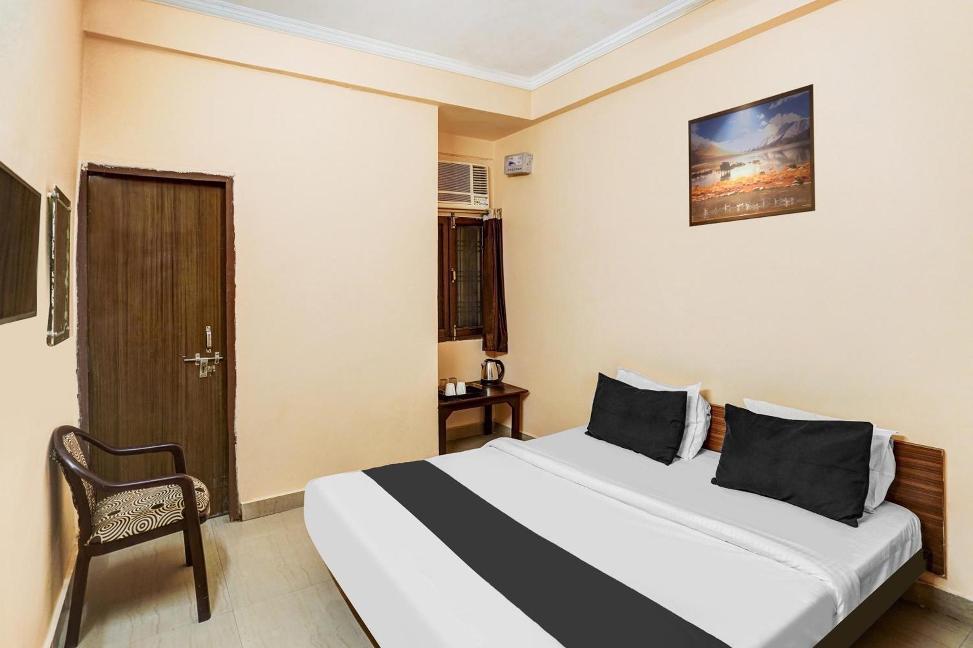 Super O Jankipuram Vikas Nagar Hotel *