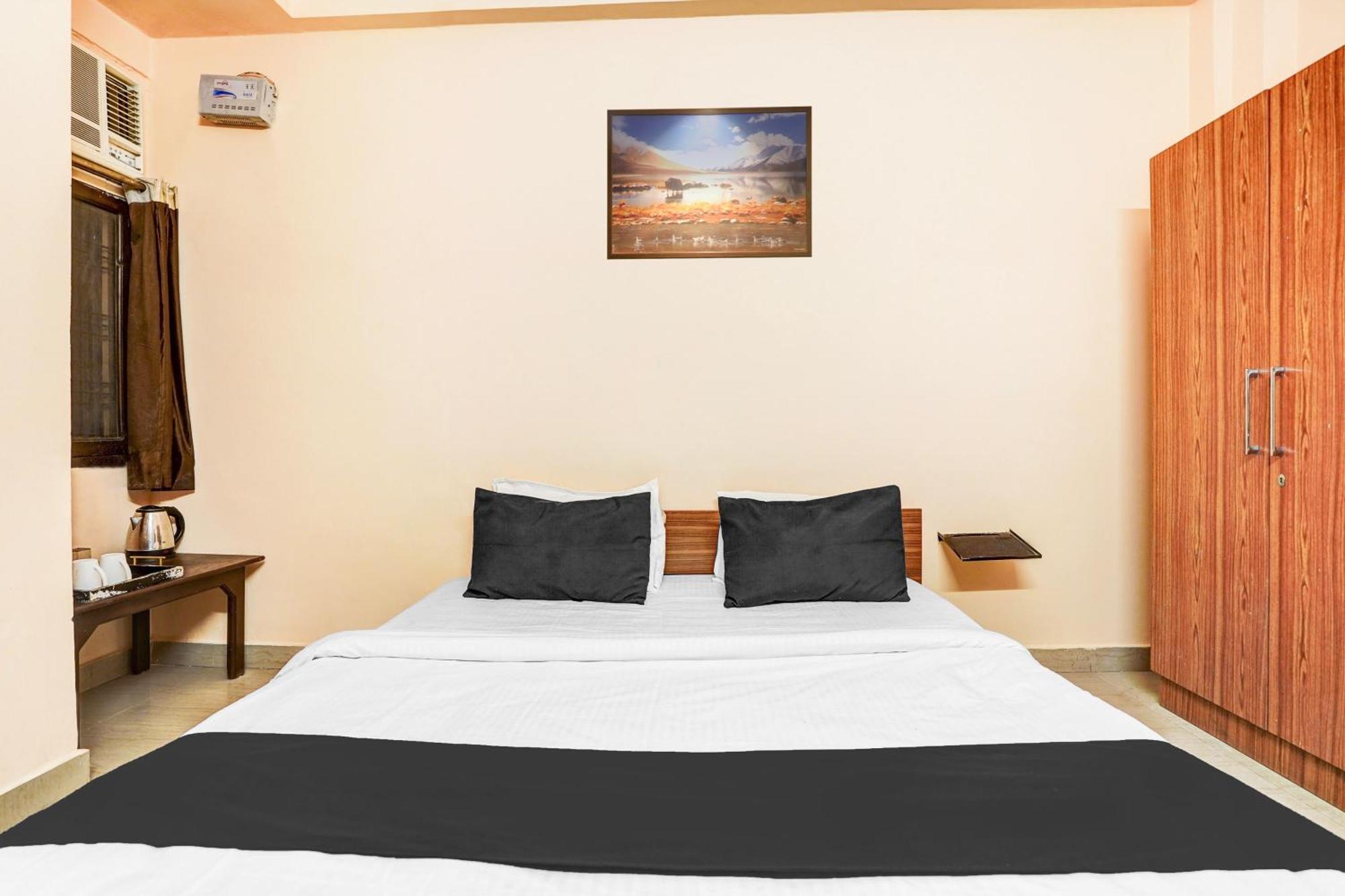 Super O Jankipuram Vikas Nagar Hotel *